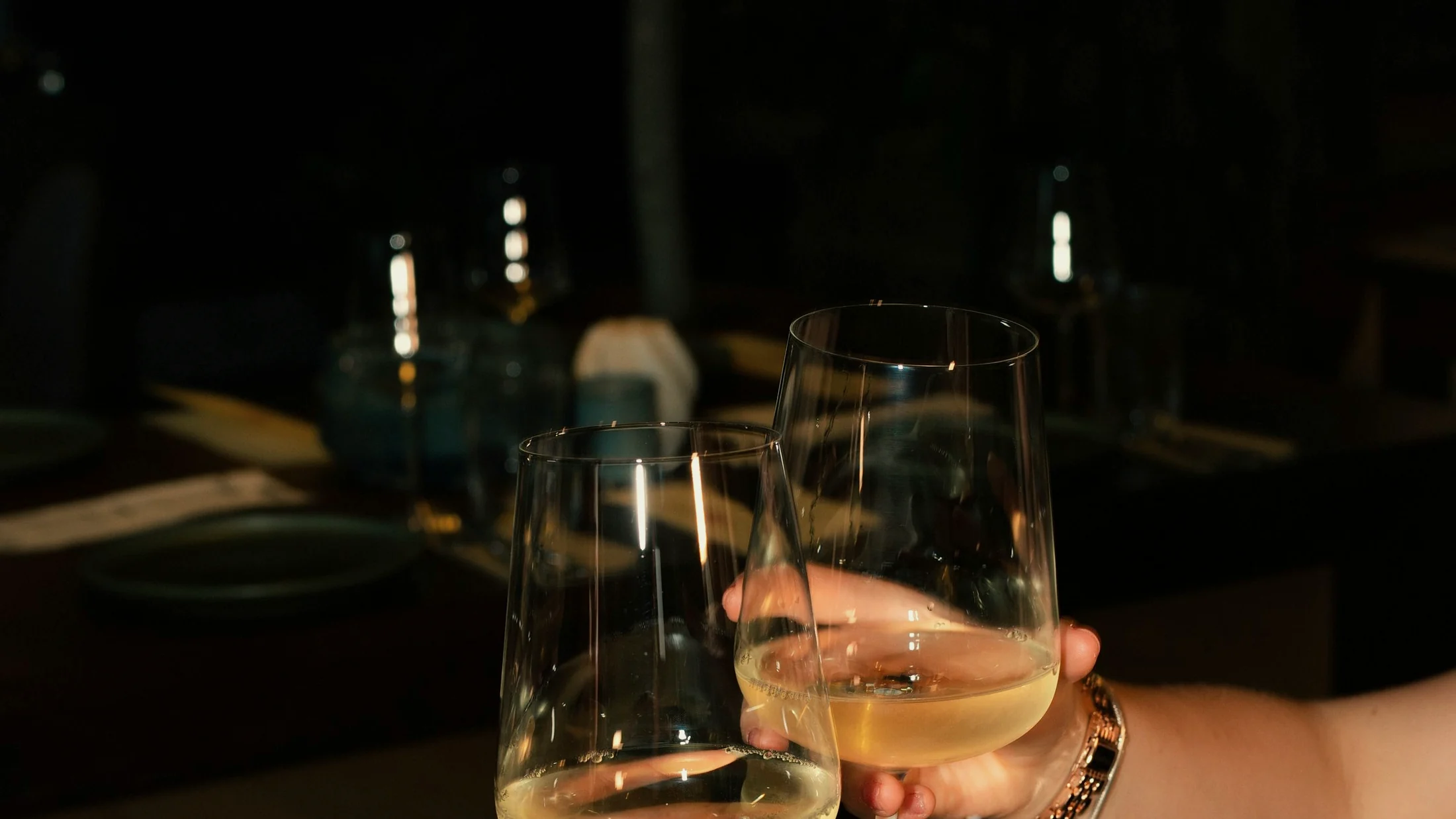 Copas brindando en un ambiente cálido de HEIMAT